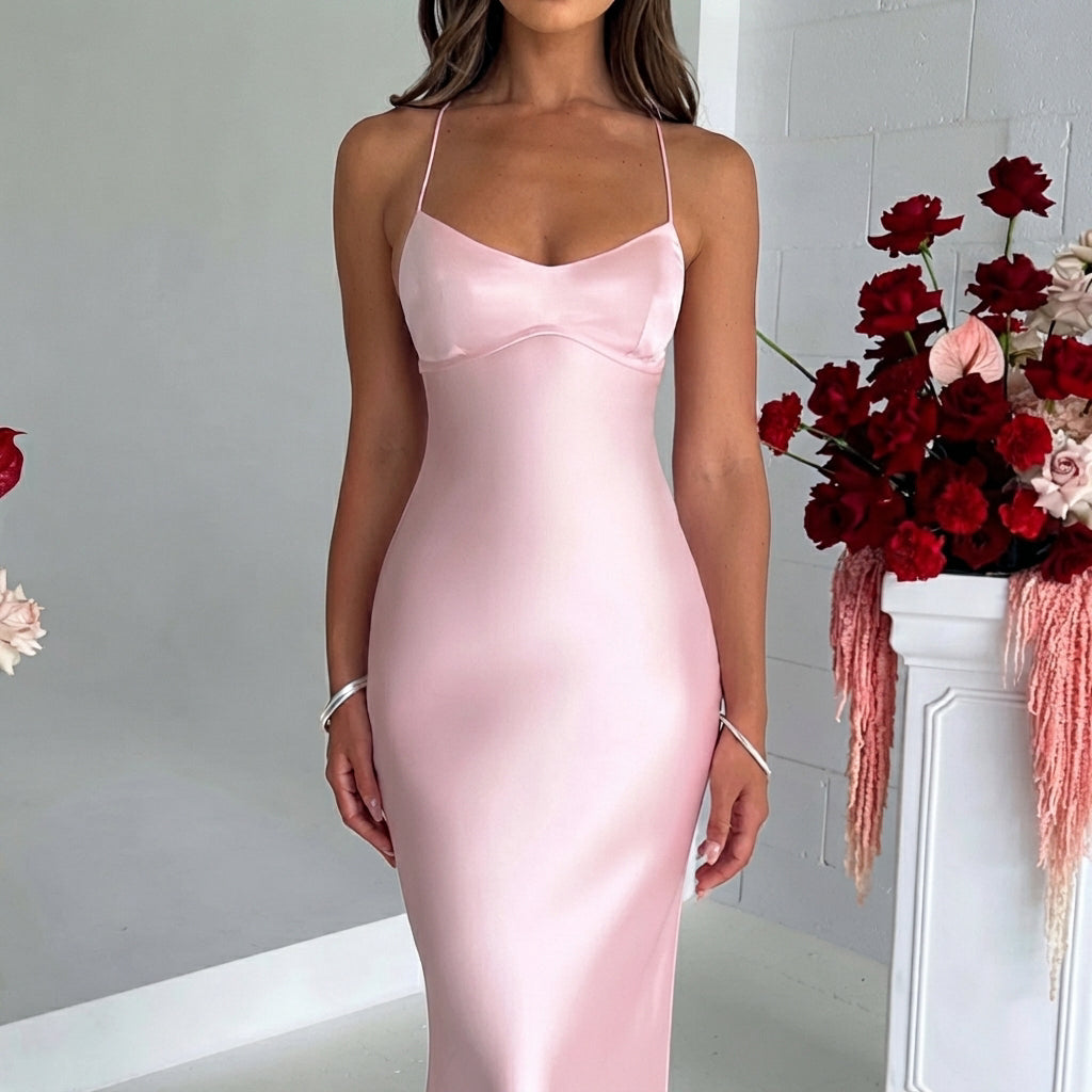 Melika - Schimmerndes, figurbetontes Maxikleid