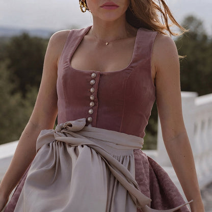 Greta - Elegantes Dirndl mit markantem Ausschnitt