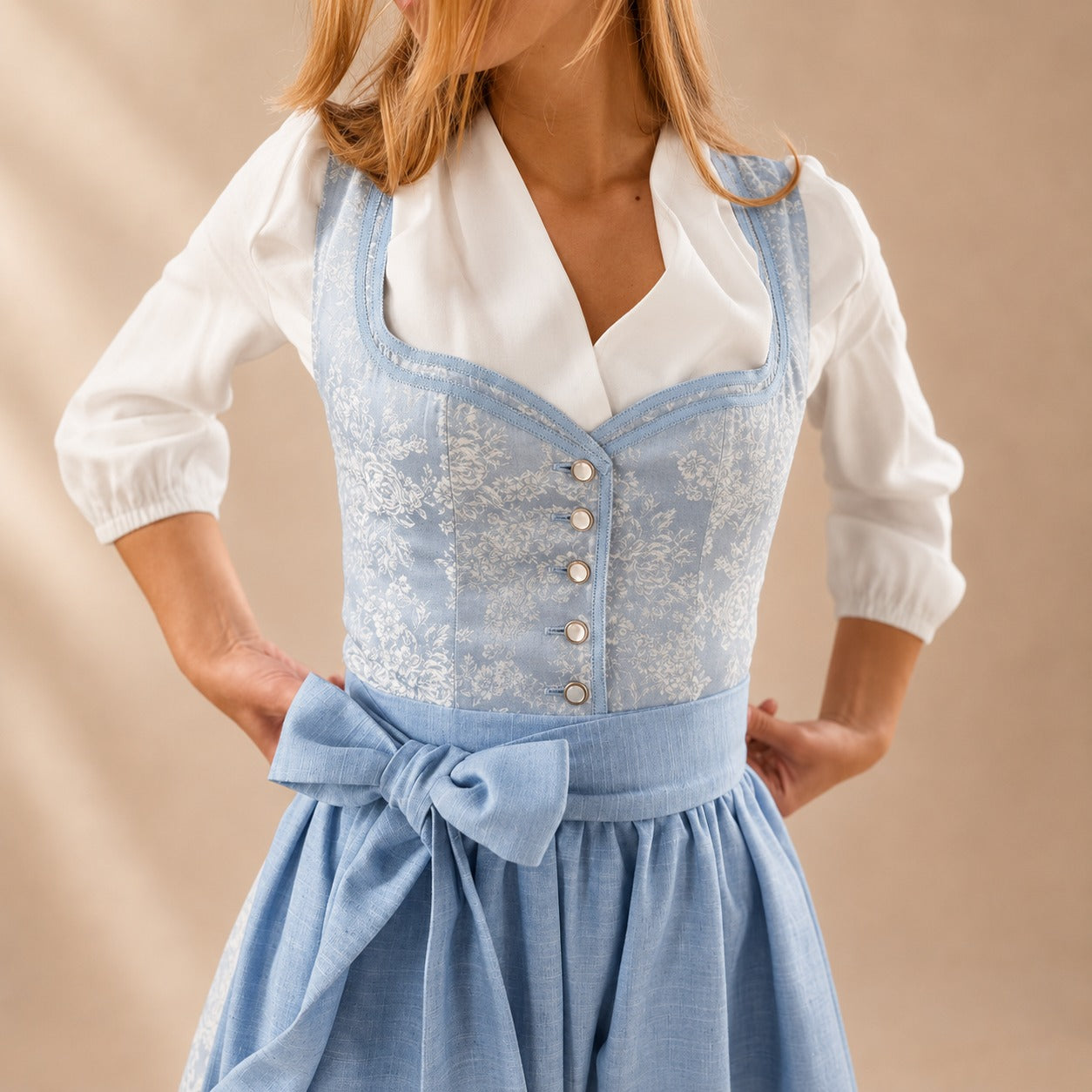 Cora - Traditionelles Oktoberfestkleid mit Schleifenakzent