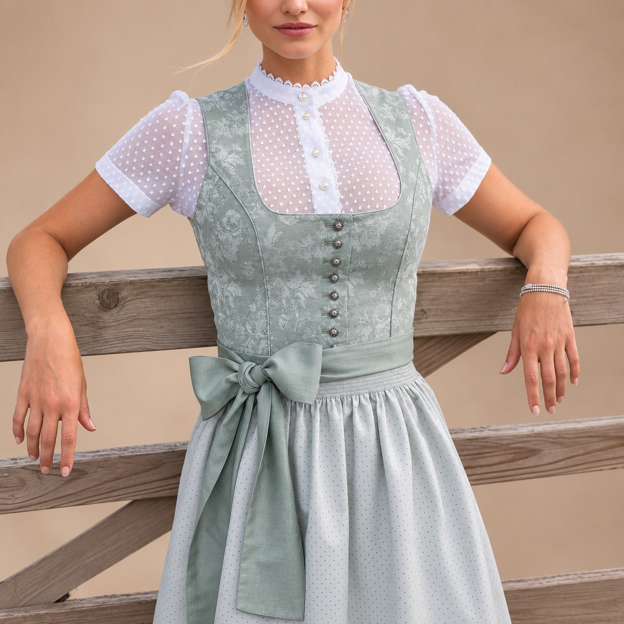 Cora - Traditionelles Oktoberfestkleid mit Schleifenakzent