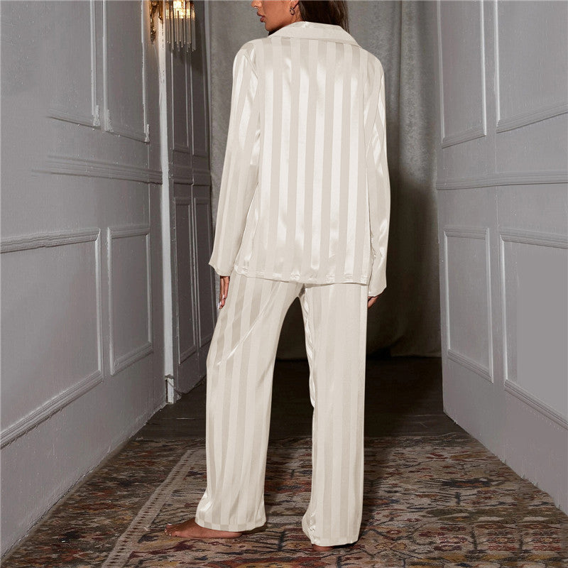 Trendiger Damen-Pyjama aus weichem Stoff