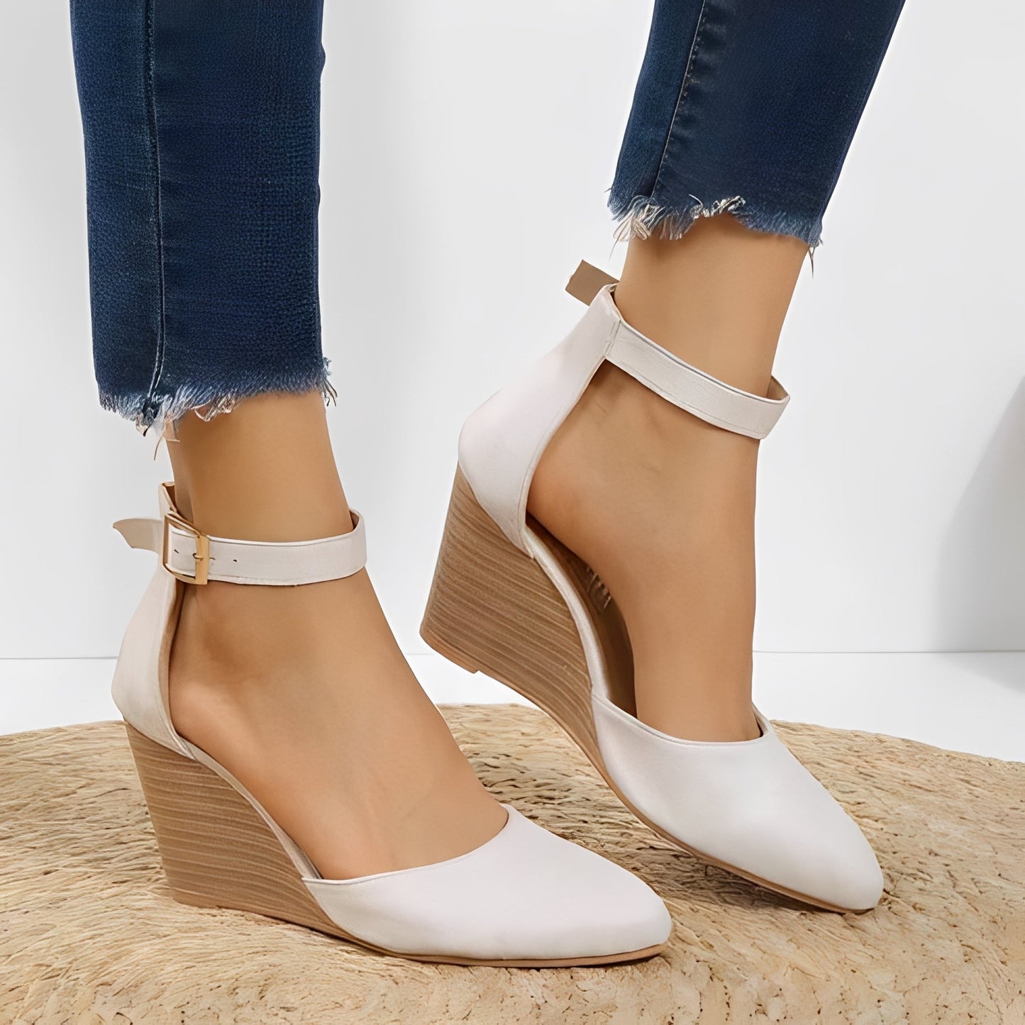 Cristina - Elegante und schicke spitze Sandale für Damen