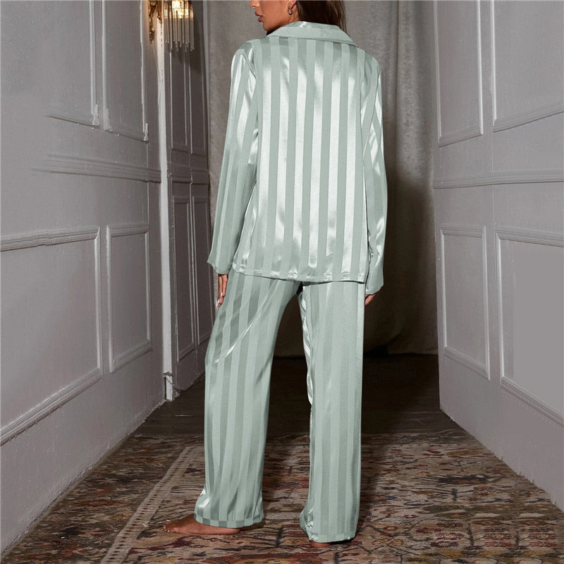 Trendiger Damen-Pyjama aus weichem Stoff